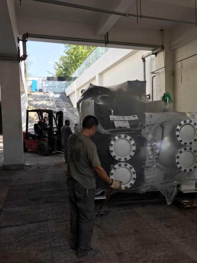 永新國際冷水機組設(shè)備搬運安裝施工現(xiàn)場