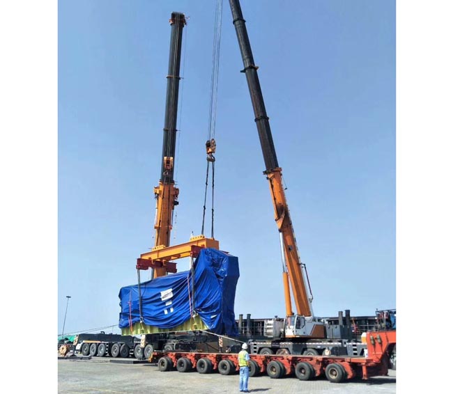 500噸吊車助力青島港設(shè)備搬運裝卸施工現(xiàn)場