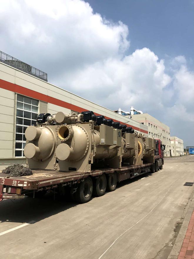 董家口港雙星工廠內(nèi)海爾大型機組設(shè)備搬運，就位現(xiàn)場