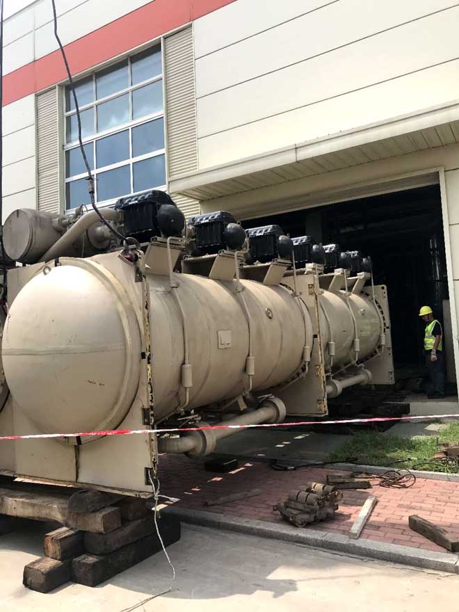 董家口港雙星工廠內(nèi)海爾大型機組設(shè)備搬運，就位現(xiàn)場