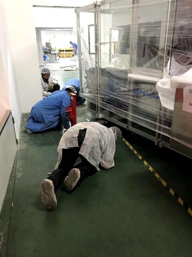 青島黃海制藥進口設備安裝，汽墊搬運現(xiàn)場
