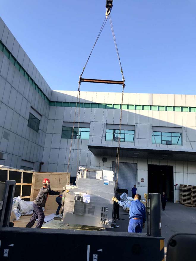 青島黃海制藥進口設備安裝，汽墊搬運現(xiàn)場